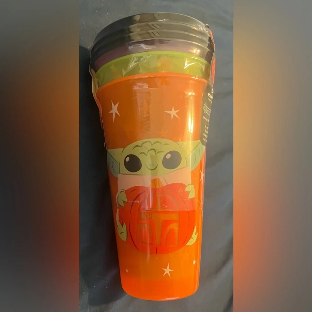 New & sealed Disneys Star Wars mandalorian zak glow in dark cup straw lid